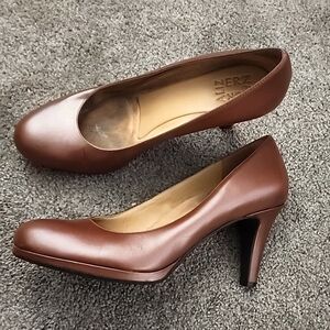 Naturalizer brown leather heel